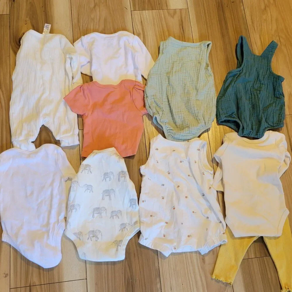 Newborn Clothes (0 to 3 Months ) - 10 Pieces - Great Condition - Gender Neutral